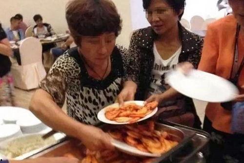 掌上温岭吃瓜大妈,大妈吃瓜，趣味横生的生活点滴