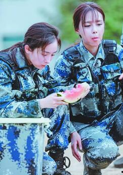 蹲地吃瓜接地气,蹲地吃瓜，共享生活乐趣