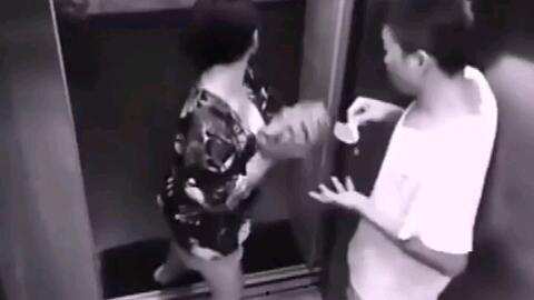 电梯吃瓜情侣吵架,吃瓜群众围观成焦点